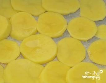 4.  Картофель нарезать кружочками не более 1 см в толщину.