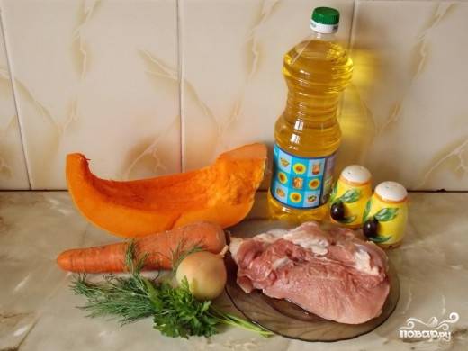 1. Готовится тыква, тушенная со свининой, весьма просто: сразу обжаривается мясо с овощами, а в конце добавляется тыква и все тушится на слабом огне. Но начнем по порядку.