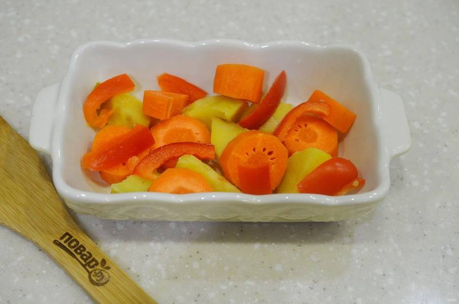 1. Овощи нарежьте произвольно и выложите в жаропрочную форму.