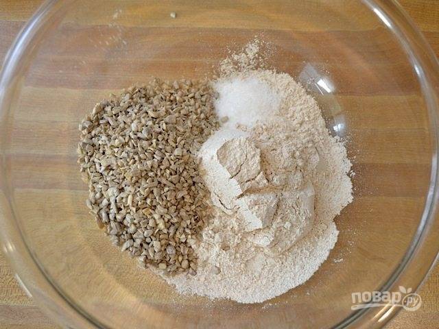 3.	В миску всыпьте стакан цельнозерновой муки, добавьте к нему семена подсолнуха.