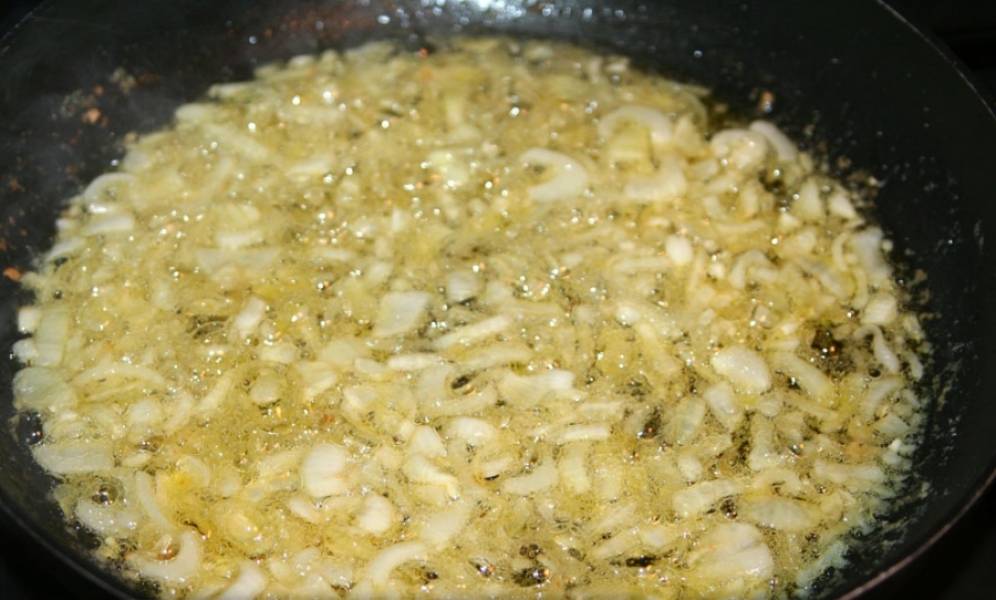 На сковороде разогрейте сливочное и оливковое масло. Обжарьте лук и чеснок.
