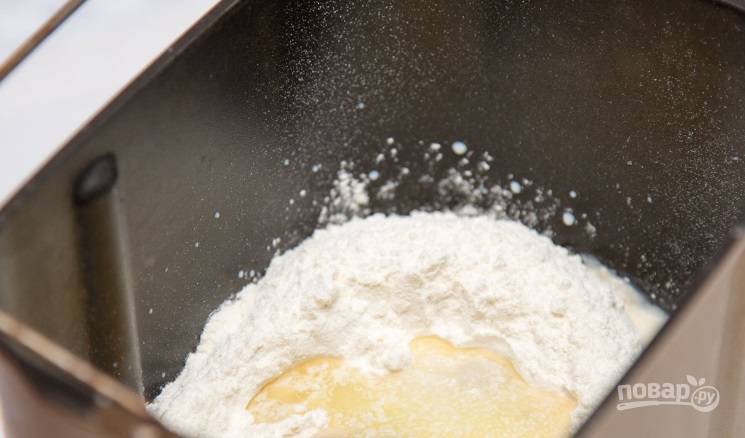 В тёплом молоке разведите дрожжи. Оставьте их набухать на 5 минут. Перелейте молоко в чашу хлебопечки. Добавьте яйцо, растёртое масло и соль. Всыпьте муку.