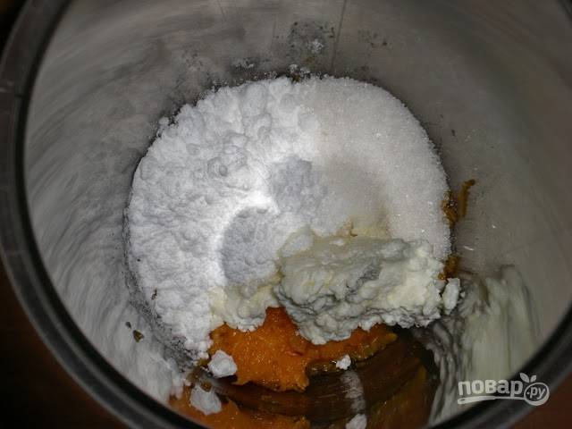 
К пюре добавьте сахарную пудру, творог, ванильный сахар, корицу и перемешайте всю массу еще раз блендером.
