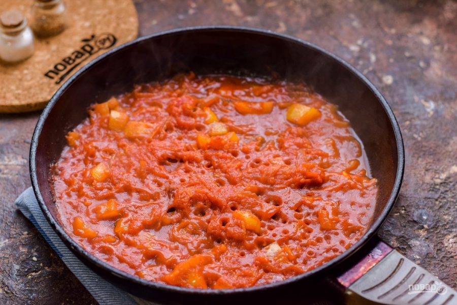 Тушите томатный соус 15 минут, добавьте соль и перец по вкусу.