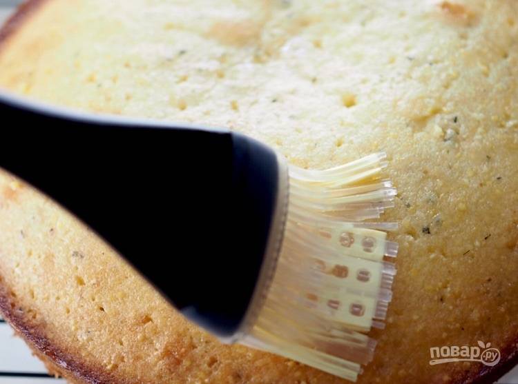 10.	Пока пирог еще теплый, хорошенько пропитайте его сиропом. Подождите до полного остывания пирога.