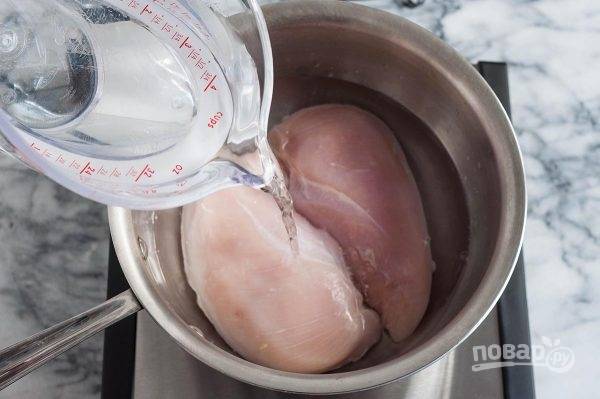 2.	Налейте в кастрюлю воду, чтобы она покрыла куриные грудки на 2 пальца.