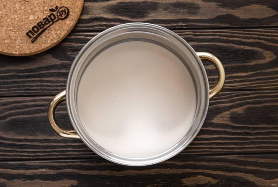 Перелейте фундучное молоко в кастрюлю, доведите до кипения на среднем огне.