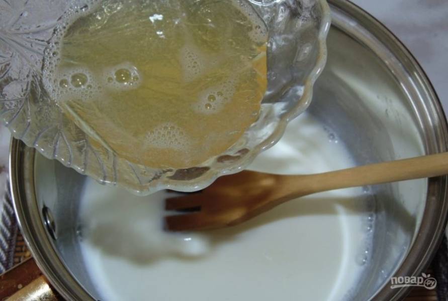 3.	Набухший и застывший желатин отправьте на несколько секунд в микроволновую печь, чтобы он растворился. Введите желатин в молоко и все время помешивайте. Оставьте смесь до остывания, а затем отправьте в холодильник.