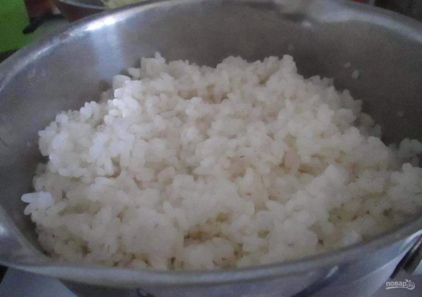 1.	Рис промываю несколько раз до прозрачной воды, затем отвариваю в подсоленной воде в течение 20-25 минут. Готовый рис охлаждаю.