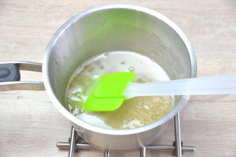 Снимите сироп с агар-агаром, когда он станет пузыриться и густеть. Тонкой струйкой влейте сироп в белково-ягодное пюре.