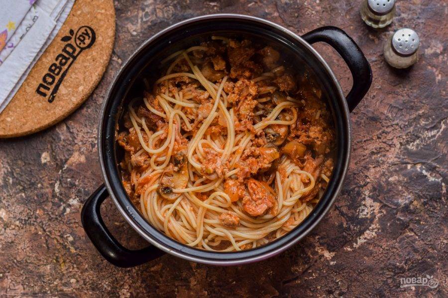 Спагетти отварите до готовности в течение 6 минут в подсоленной воде. Воду слейте со спагетти и добавьте соус. Перемешайте и подавайте пасту к столу.
