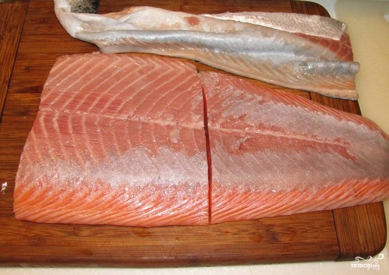 Рыбу отделить от кожи, вынуть кости и нарезать небольшими (примерно по 100 граммов) кусками. 