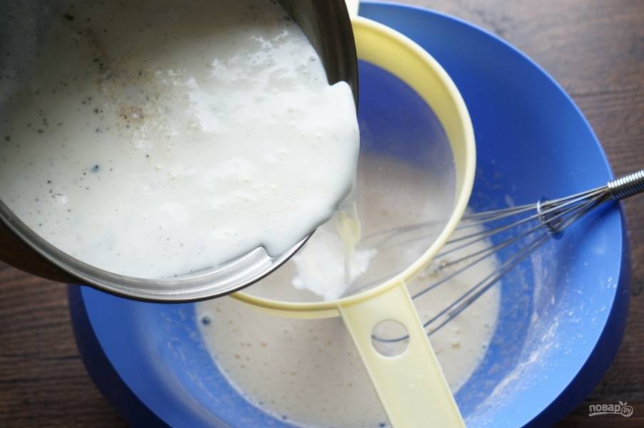 Молоко влейте в яичную массу через сито.