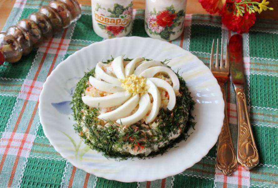 Салат "Зимняя хризантема" готов. Можно подавать к столу на закуску.