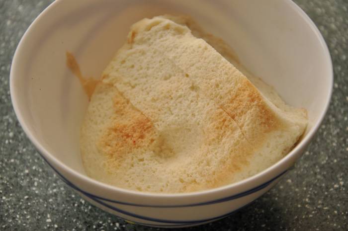 8. Ломтики хлеба залить молоком или водой, чтобы они немного размокли. 