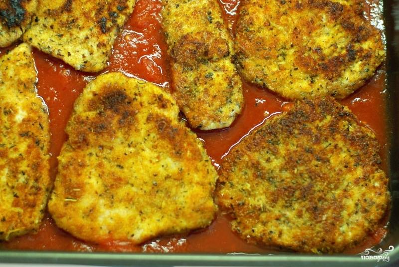 Кусочки курицы выкладываем в томатную пасту.
