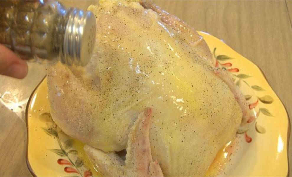 9. Курицу сверху тщательно смажьте топленым маслом с помощью кисточки. Добавьте соли и перца. 
