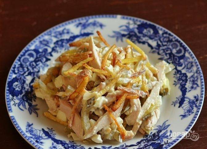 Мясной салат с жареной картошкой и луком