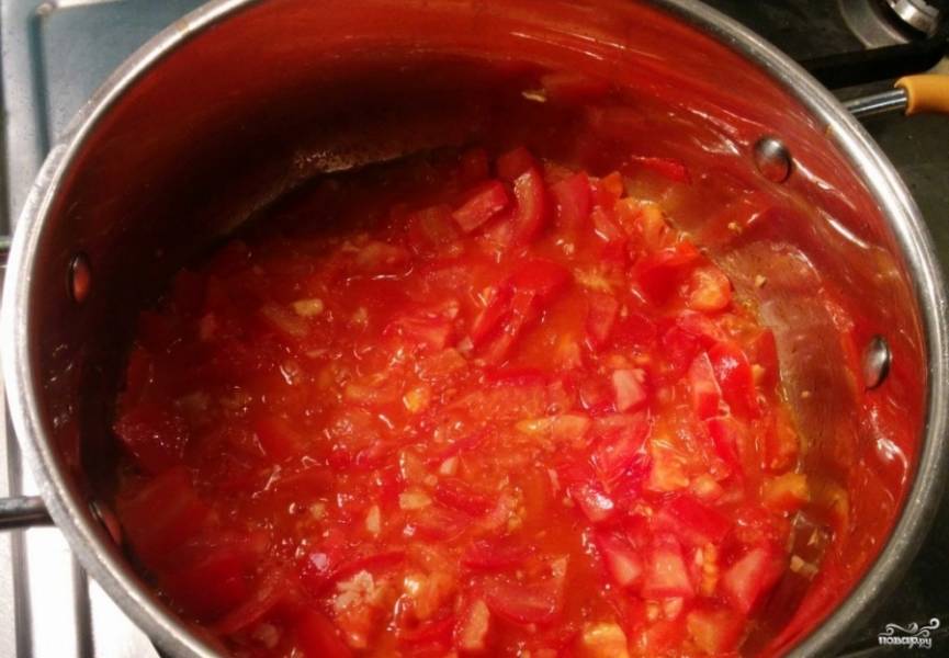 2. Дальше добавим томаты и перец чили. Когда поджарятся, а томаты начнут пускать сок - вливаем вино и убавляем огонь. Как зикипит - помещаем в кастрюлю мидии. 