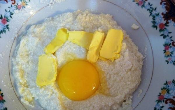 С помощью миксера взбейте яичный желток с творогом и сливочным маслом.