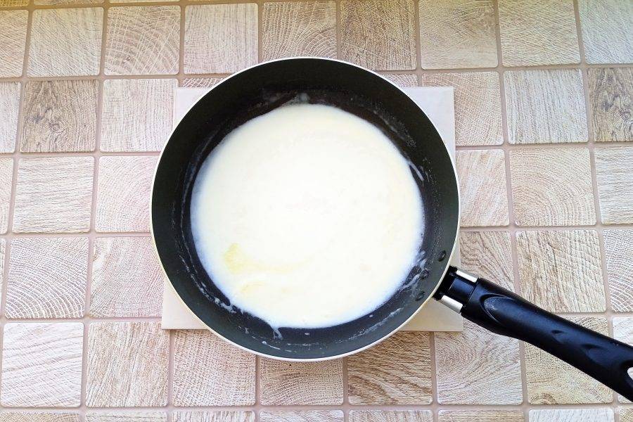 Постепенно налейте молоко и постоянно перемешивая доведите соус до загустения. На это потребуется несколько минут. Посолите по вкусу.