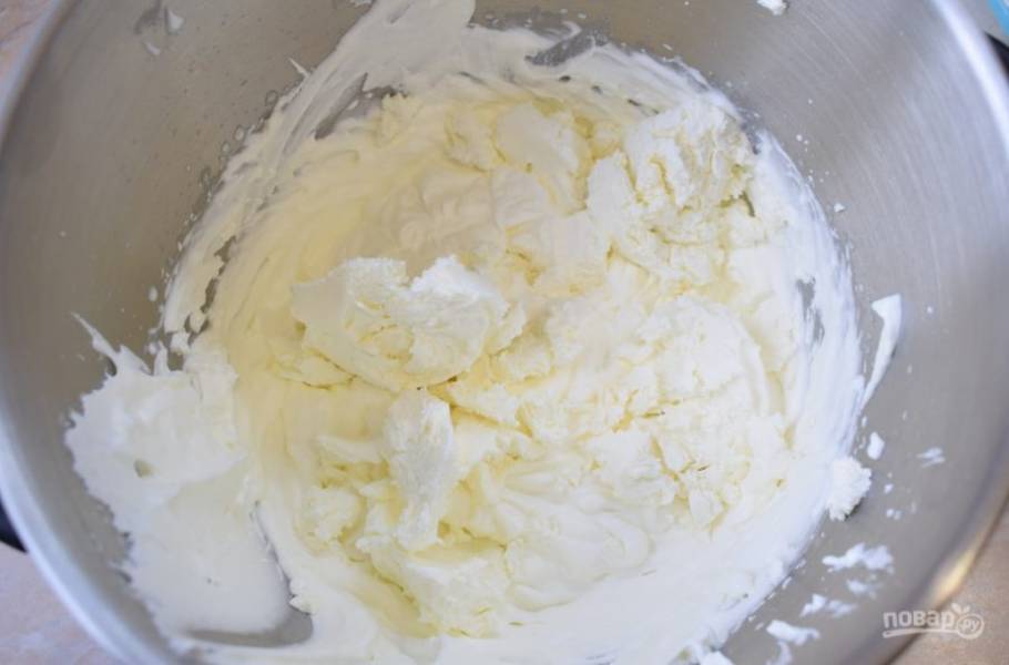К большей части крема подмешайте сливочный творожный сыр.