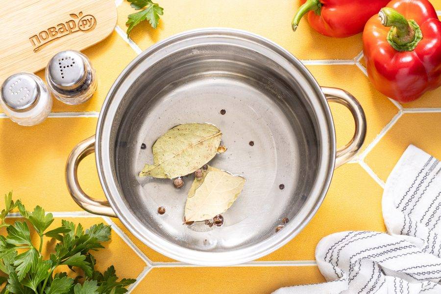 Влейте растительное масло, уксус, добавьте перец горошком и лавровый лист.