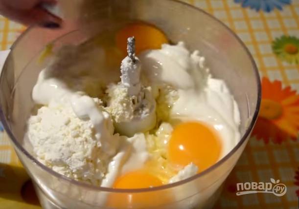 4. Для начинки в чашу блендера выложите творог, добавьте к нему яйца и сметану. Отправьте также сахар и манную крупу. Всё тщательно измельчите блендером до кремообразного состояния.