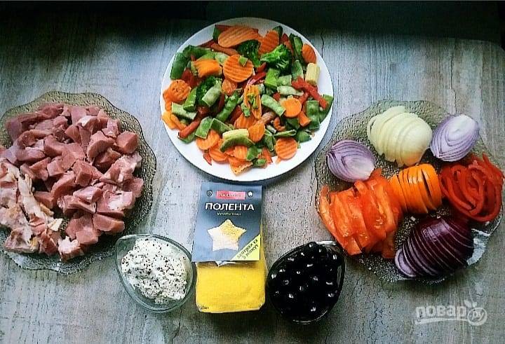 Филе бедра индейки с беконом и овощами на подушке из сливочной поленты "Bravolli"