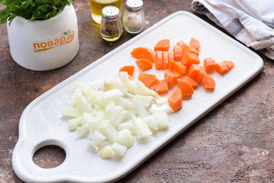 Очистите лук и морковь, овощи сполосните и просушите.