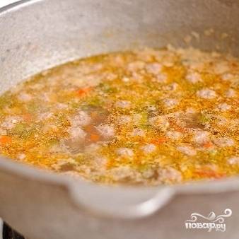 18. Огонь поставьте на средне-медленный и варите суп в течение 30 минут.