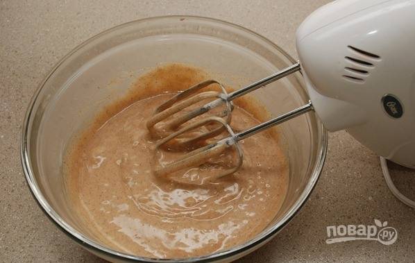 1. С помощью миксера в глубокой емкости взбейте яйца и сахар на низкой скорости. Добавьте в яичную смесь муку, соль, соду, ванилин, корицу и растительное масло.
