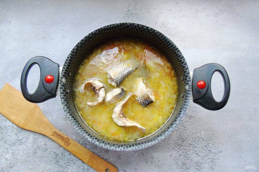 Варите суп до готовности всех ингредиентов еще 10-15 минут. После выложите в кастрюлю отварную рыбу.