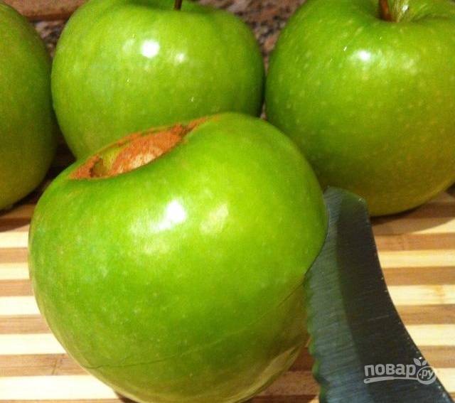 4.	Острым ножом сделайте надрез поперек яблока, но не разрезайте его. 