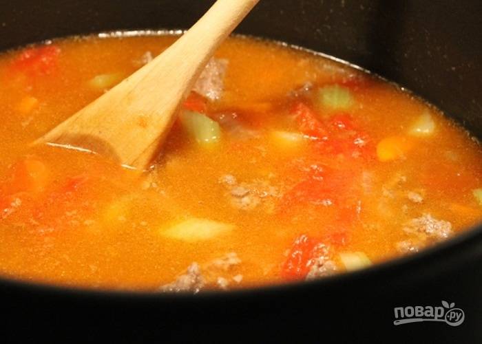 Положите все остальные ингредиенты, кроме макарон, пармезана и петрушки. Варите суп в течение 50-ти минут под крышкой и на слабом огне.