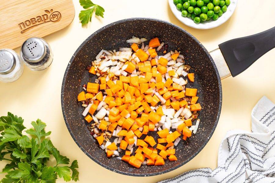Добавьте лук и морковь. Обжаривайте еще 4-5 минут до золотистого цвета.
