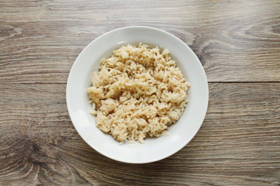 Рис тщательно промойте и отварите до готовности, остудите. Время и количество воды зависит от сорта риса.