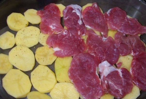 Картофель выложить на дно формы, а на него выложить мясо.