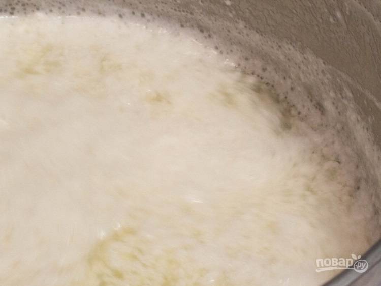 1.	В кастрюлю налейте молоко и отправьте его на огонь. Как только заметили, что начинают появляться пузырьки (молоко закипает), сразу влейте лимонный сок. 