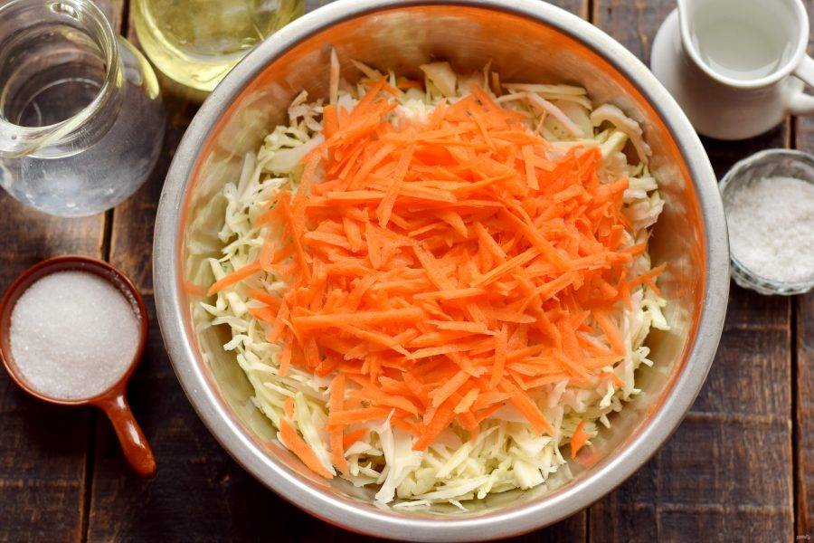 Морковь очистите, натрите на терке с крупными отверстиями. Стружку моркови добавьте к капусте.
