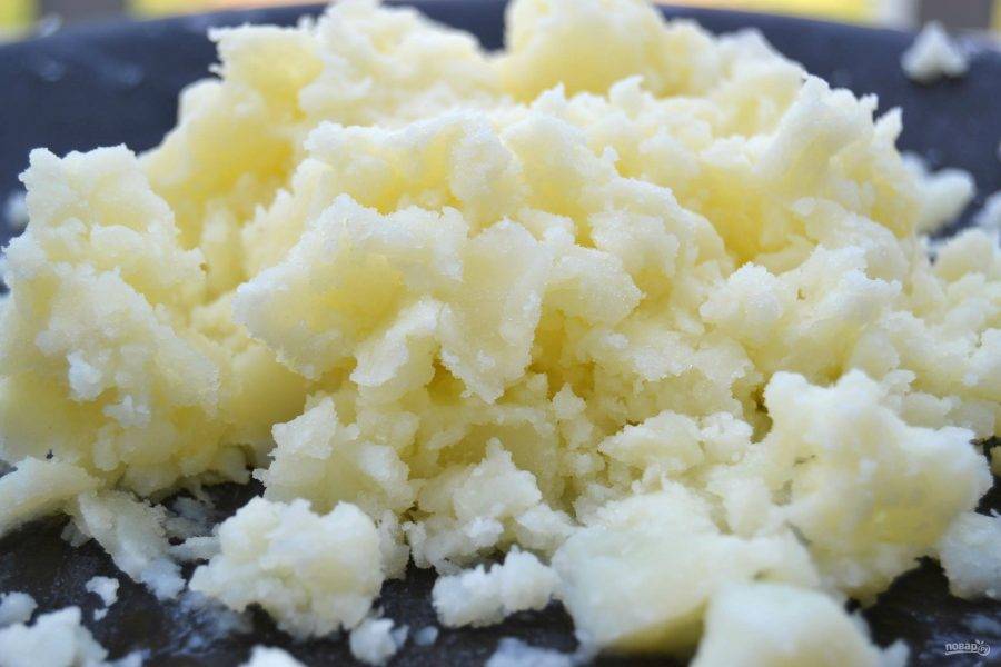 2.	Отварной картофель очистите от кожуры и разомните в пюре.