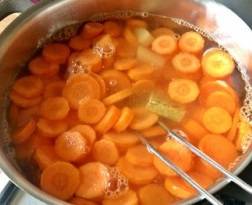 7. Добавьте бульонный кубик, воду, доведите до кипения, затем понизьте огонь до медленного кипения и варите суп в течение получаса или до мягкости моркови.