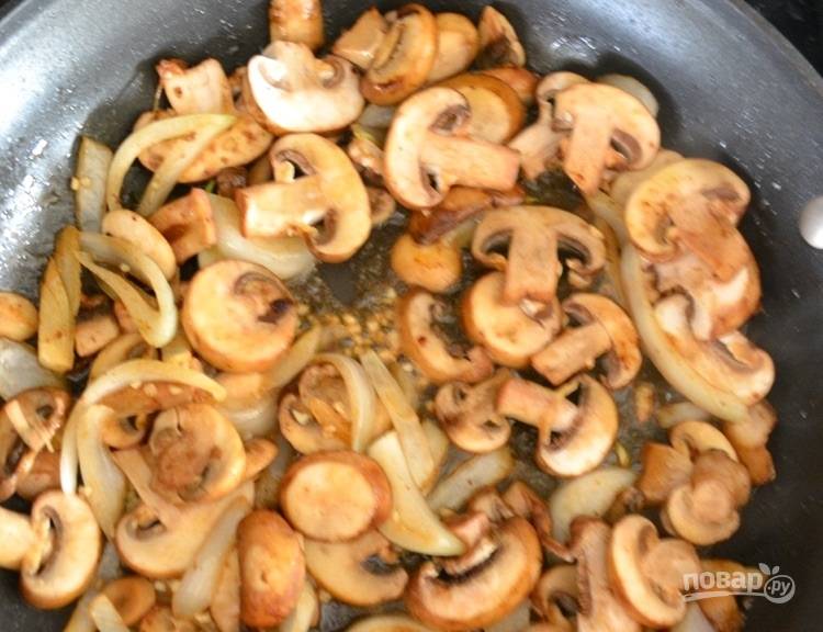 3.	Верните сковороду на огонь. Нарежьте пластинками грибы и полукольцами лук, выложите овощи в сковороду, добавьте к ним измельченный чеснок, обжаривайте около 5-7 минут.