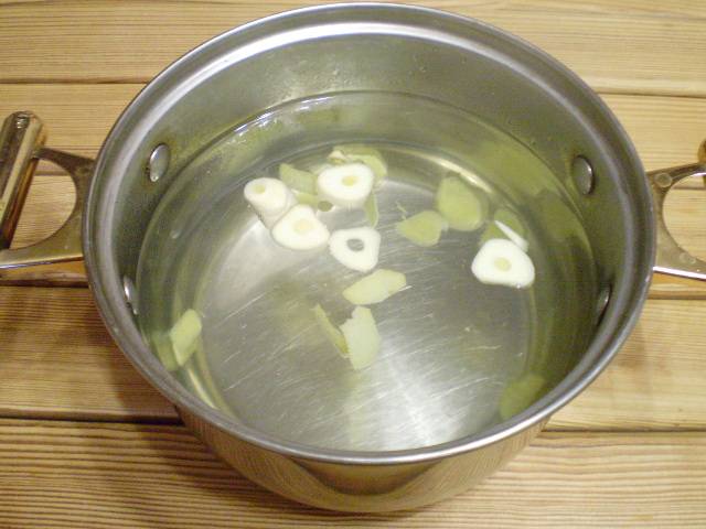 4. Укладываем чеснок и имбирь в нержавеющую или стеклянную посуду, заливаем кипятком. Настаиваем 1 час.