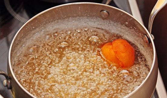 В кипящий сироп аккуратно по одному выкладываем наши фаршированные абрикосы. 