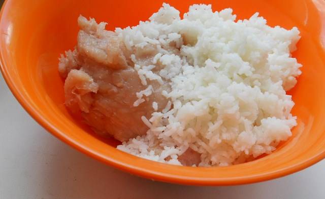 Перемешайте фарш куриный с рисом, добавьте специй.