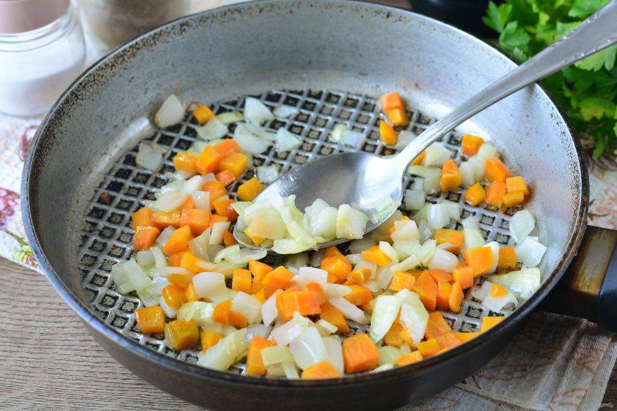 Обжаривайте морковь с луком в сковороде с растительным маслом 2-3 минуты, помешивая.