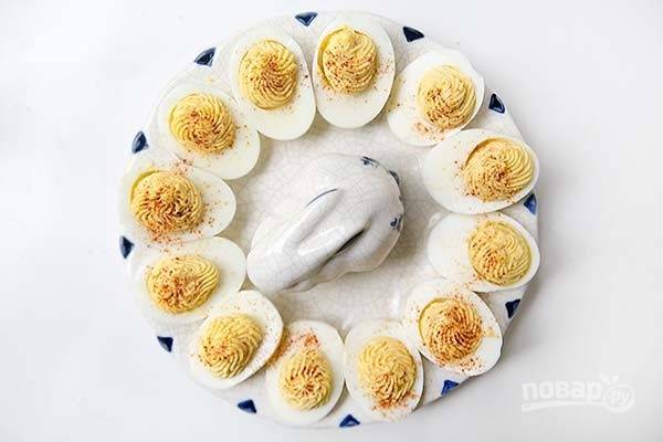 4.	Посыпьте фаршированные яйца паприкой и подавайте к столу.
