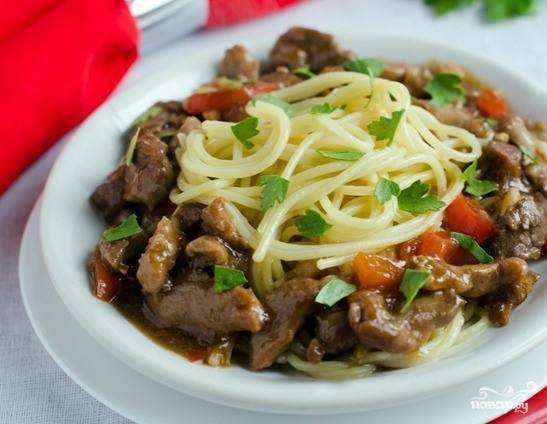 Отварите спагетти так, как это указано на упаковке, выложите их на тарелки. Сверху положите мясо и полейте соусом. Подавайте блюдо горячим.