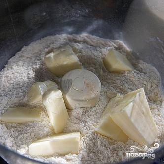2. Приготовить пирог. Смазать сливочным маслом квадратную форму размером 16 см. В кухонном комбайне перемешать вместе охлажденное сливочное масло, муку, сахар, разрыхлитель, соль и молотую корицу, пока не получится рассыпчатая масса. 